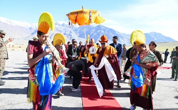  Thousands of devotees are standing in queues to have darshan of the sacred relics of Lord Buddha. The atmosphere is filled with devotion and enthusiasm